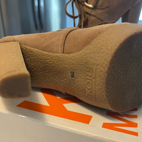 Michael Kors Tan Suede Platform Shoe Size 7   5 inch Heel/1 inch Platform - Picture 4 of 4